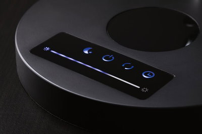 Schwarzes LED-Touchpanel mit Symbolen für Lichtsteuerung auf modernem Leuchtengehäuse