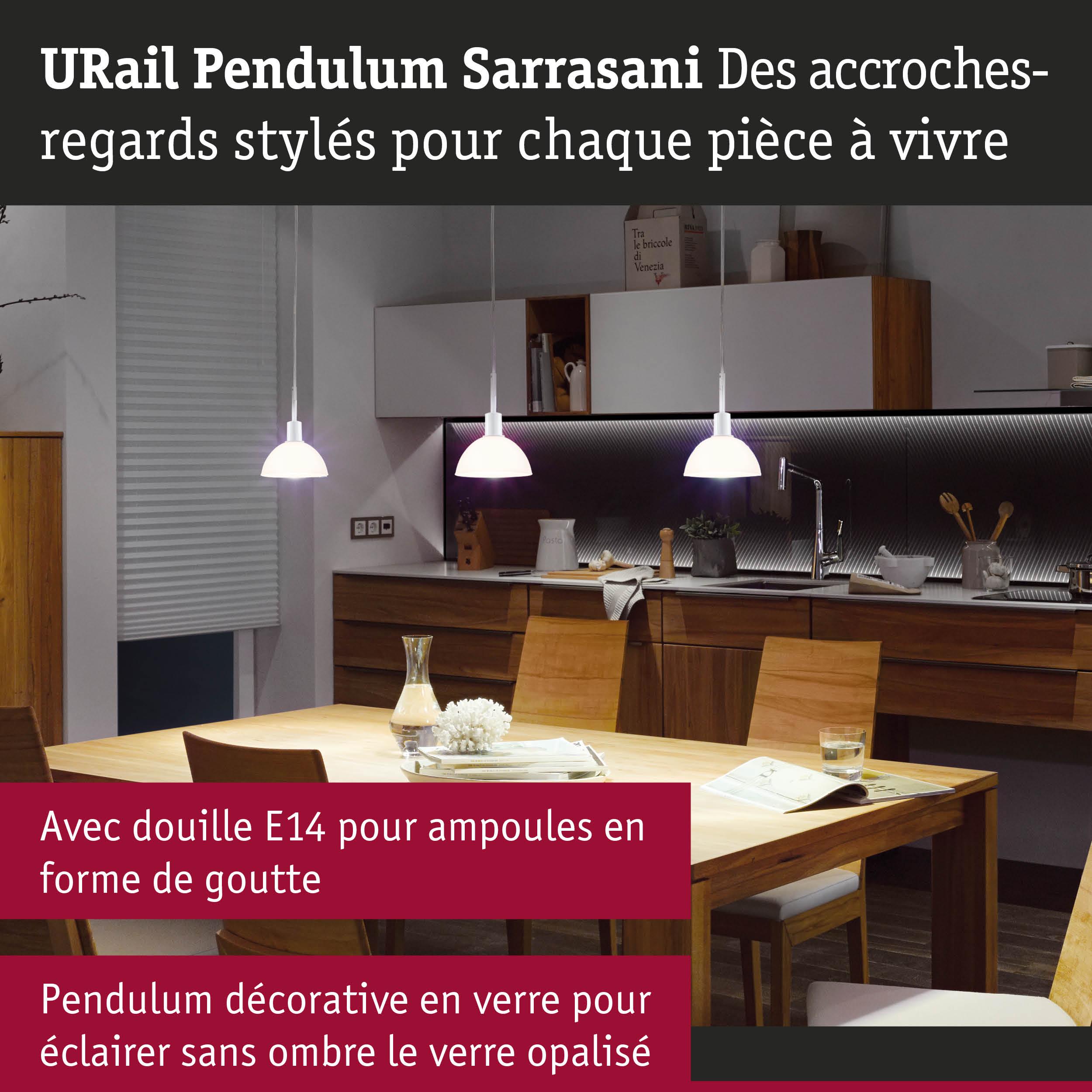 Trois suspensions en verre blanc URail Pendulum Sarrasani avec douille E14 au-dessus d'une table en bois dans une cuisine moderne