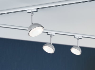 Tre sølvfarvede LED-spotlights på skinnesystem med hvidt lys til moderne rumbelysning.