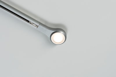 Moderne sølvfarvet metal loftspot med rund LED-lyskilde til rumbelysning