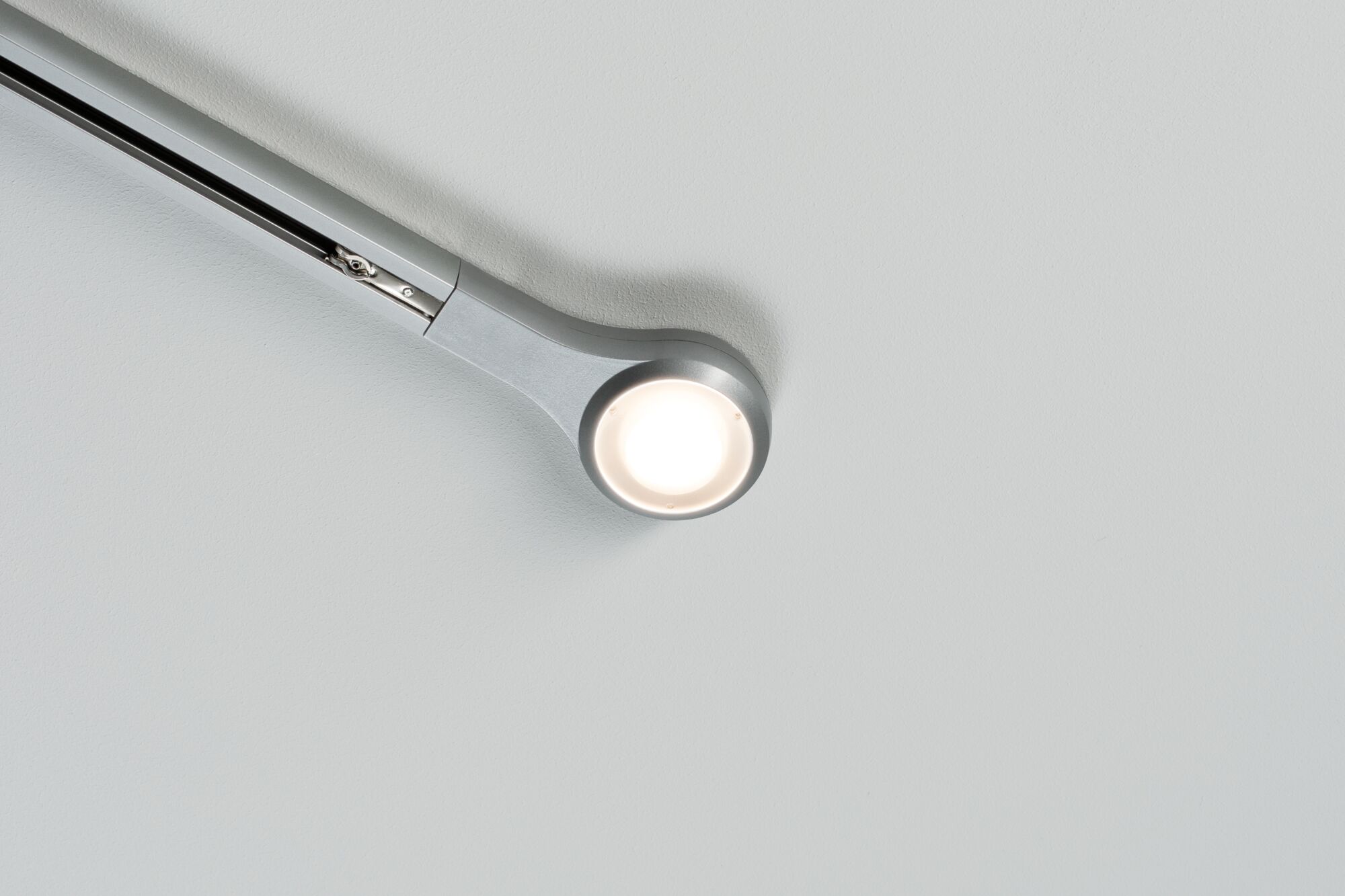 Moderner Deckenstrahler aus silbernem Metall mit rundem LED-Leuchtkopf für Wohnraumbeleuchtung