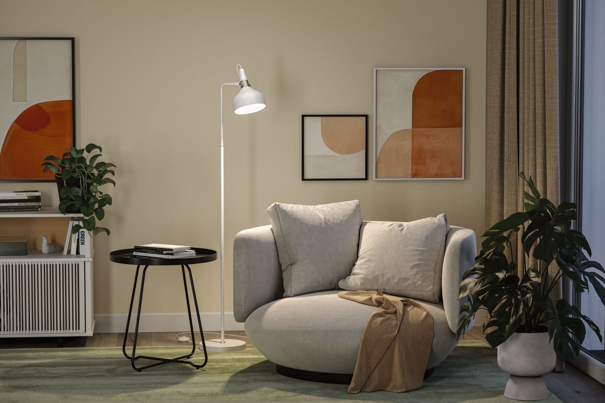 Gezellige grijze fauteuil met kussens en deken naast witte vloerlamp en abstracte wandkunst in woonkamer