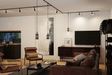Moderne stue med brune læderstole, sofa og sorte Paulmann LED-loftspots og pendellamper