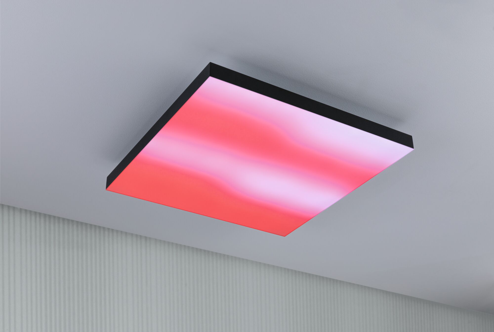 Quadratische LED-Deckenleuchte mit schwarzem Rahmen und rotem Farbverlauf für modernes Wohnambiente