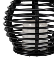 Zwarte metalen kandelaar met rond rasterontwerp en wit glas voor decoratieve LED-kaarsen.