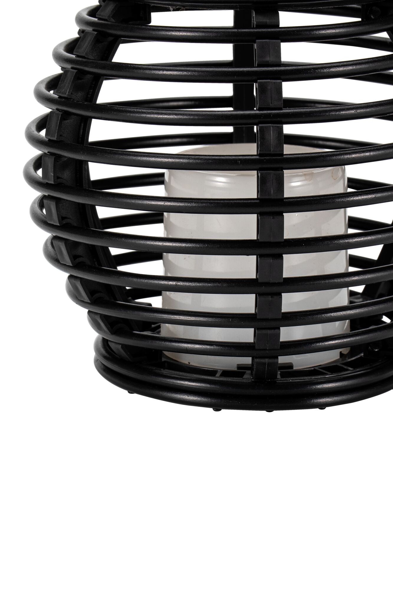 Zwarte metalen kandelaar met rond rasterontwerp en wit glas voor decoratieve LED-kaarsen.