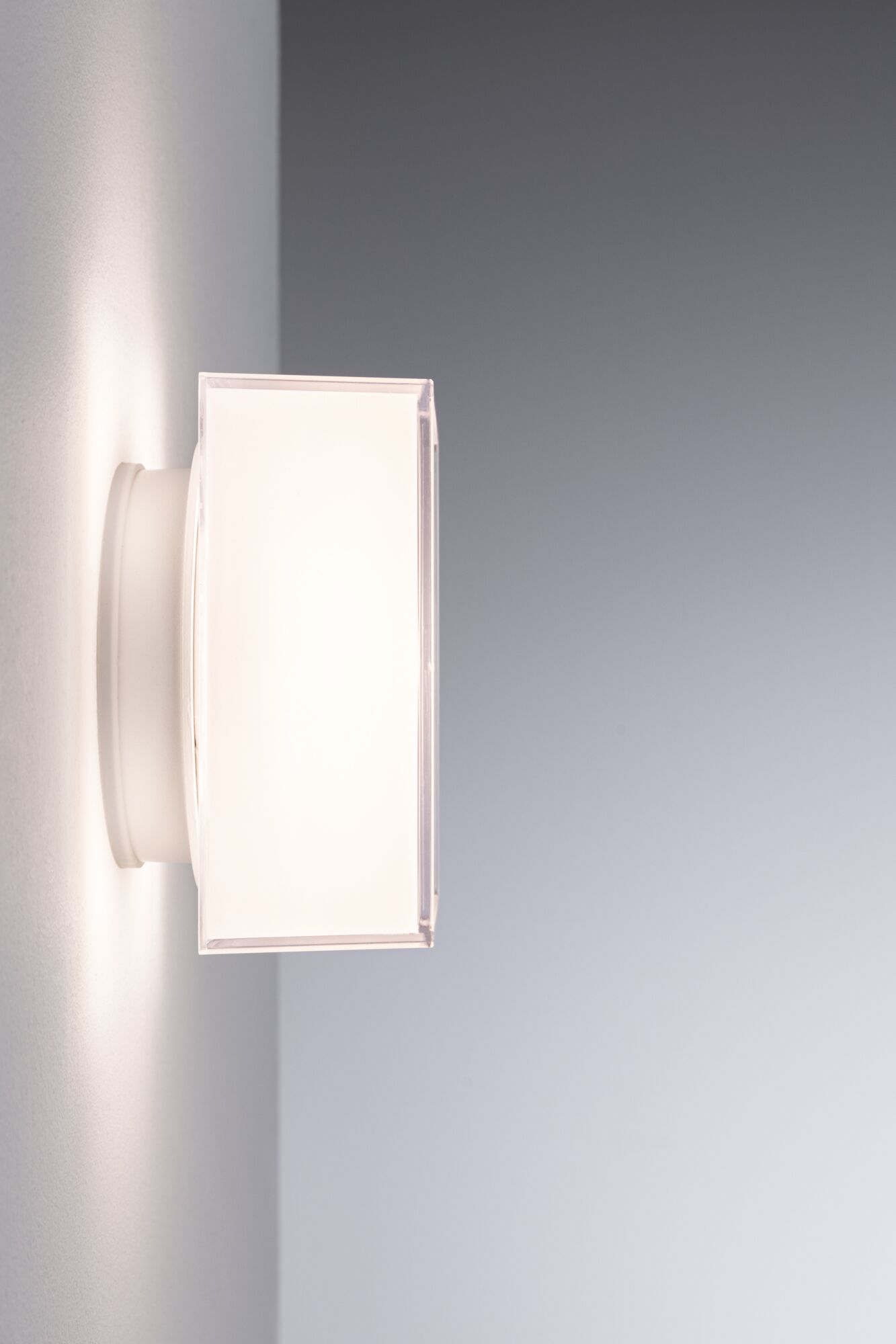 Moderner Wandaufbauleuchte mit weißem Kunststoffschirm und warmweißem Licht für Innenräume