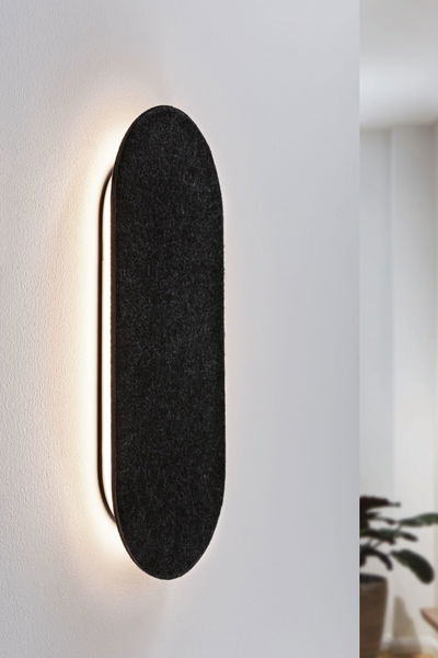 Sort oval væglampe med filtmateriale og varmt hvidt LED-lys til moderne rum