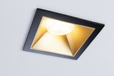 Quadratischer Einbaustrahler mit schwarzem Rahmen und goldfarbenem Reflektor für LED-Beleuchtung