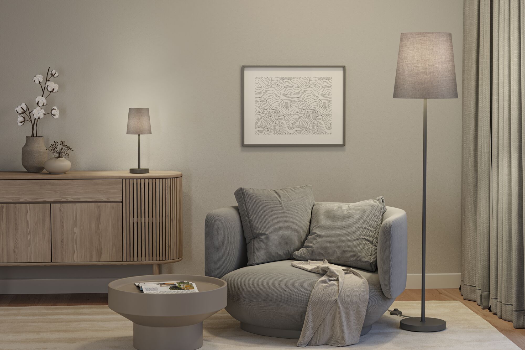 Gemütlicher grauer Sessel mit Kissen und Decke neben grauer Steh- und Tischlampe in modernem Wohnzimmer