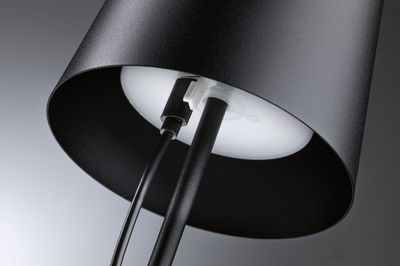 Schwarze Metall-Stehlampe mit rundem Lampenschirm und Kabelanschluss für modernes Wohnambiente