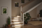 Moderner Treppenaufgang mit Holzstufen und integrierter LED-Stufenbeleuchtung für sicheres Treppenhaus.