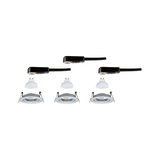 Drie witte GU10 LED-lampen met zilveren inbouwframes en zwarte kabelconnectoren voor plafondverlichting