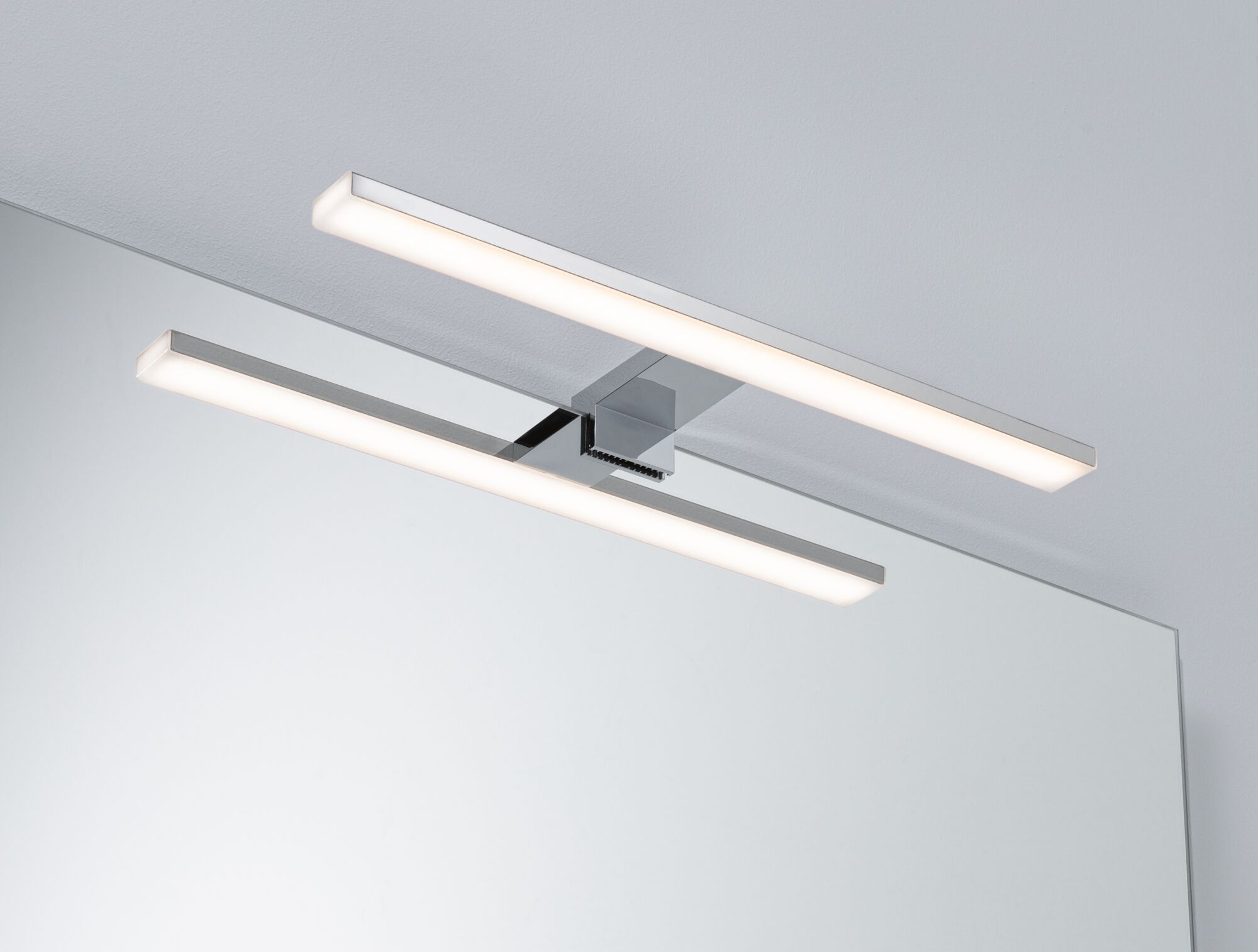 Moderne LED-Spiegelleuchte aus Chrom mit zwei länglichen Leuchtstäben für Badbeleuchtung