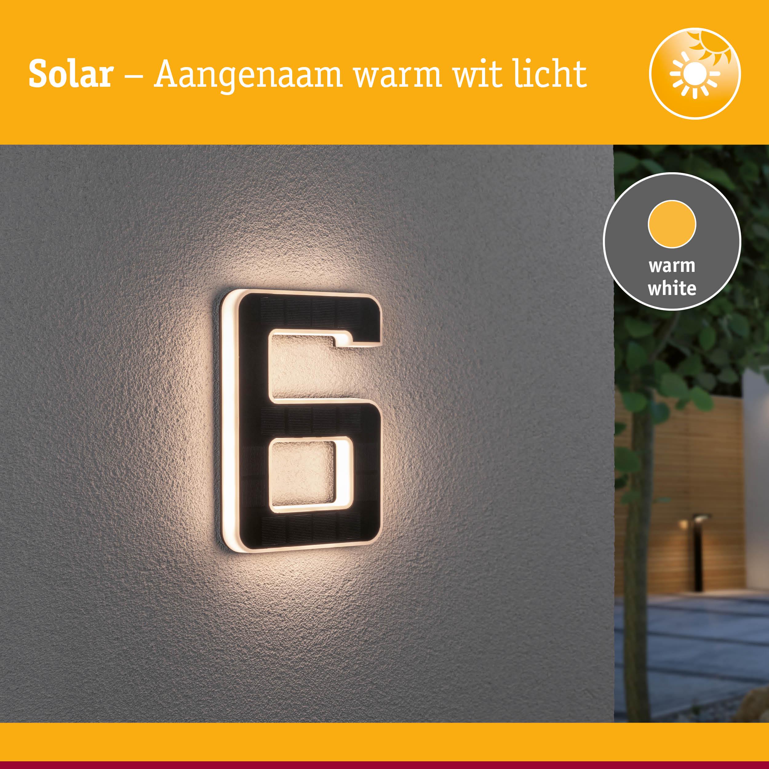 Zonne-energie huisnummer 6 met warm wit licht op grijze muur voor buitenverlichting