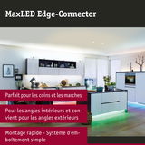 Cuisine blanche moderne avec éclairage LED vert et blanc sous les meubles, éclairage de cuisine élégant