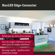Cuisine blanche moderne avec éclairage LED vert et blanc sous les meubles, éclairage de cuisine élégant