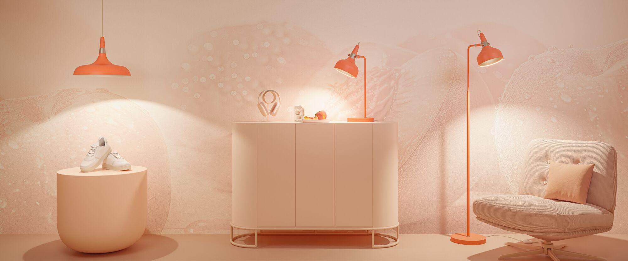 Nowoczesny salon z pomarańczowymi metalowymi lampami i kremowym fotelem dla stylowego oświetlenia