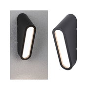 Schwarze Aluminium-Wandleuchte mit warmweißem LED-Licht für moderne Außenbeleuchtung