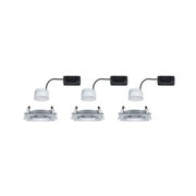 Drei quadratische Einbaustrahler aus Aluminium in Silber mit weißen LED-Modulen und schwarzen Kabeln