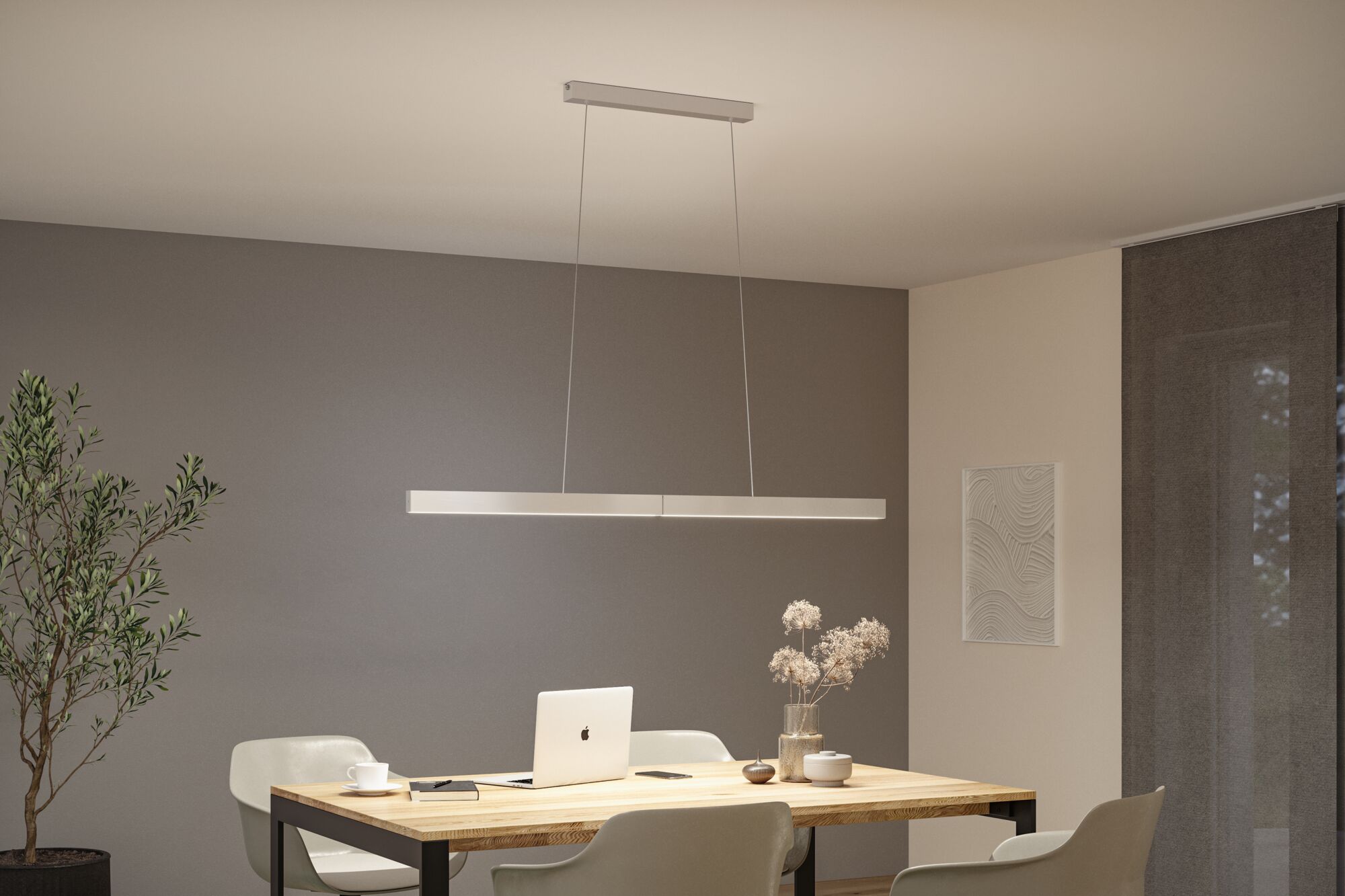 Moderne LED-Pendelleuchte aus Aluminium in Silber über hellem Holztisch mit Laptop und Deko.