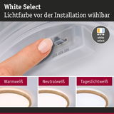 Finger stellt Lichtfarbe bei LED-Deckenleuchte mit Holzring in Warmweiß, Neutralweiß und Tageslichtweiß ein