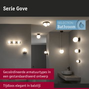 Diverse matzwarte badkamerlampen met witte bolvormige kappen uit de Gove-serie