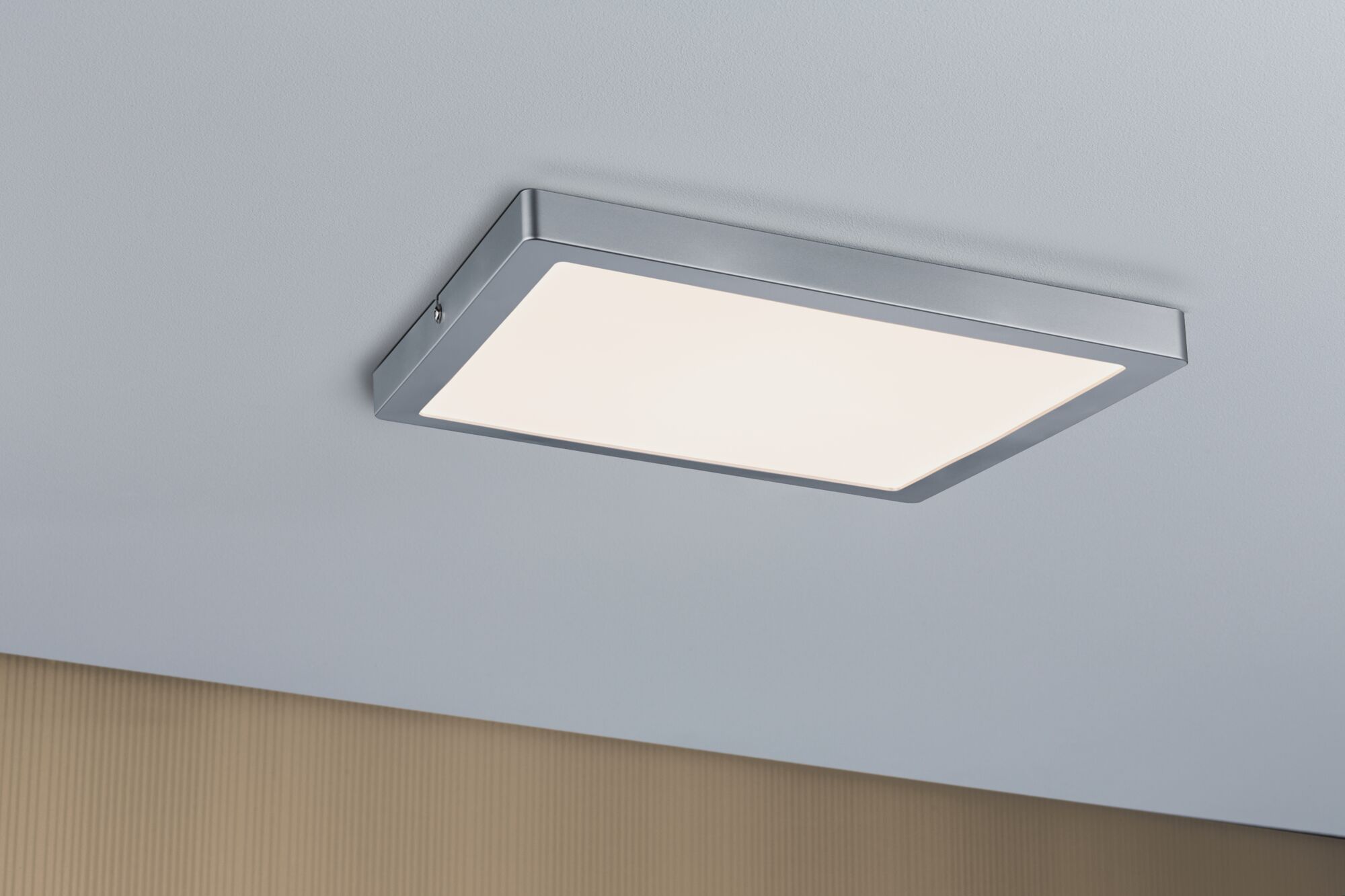 Plafonnier rectangulaire en métal argenté avec diffuseur blanc pour éclairage intérieur moderne