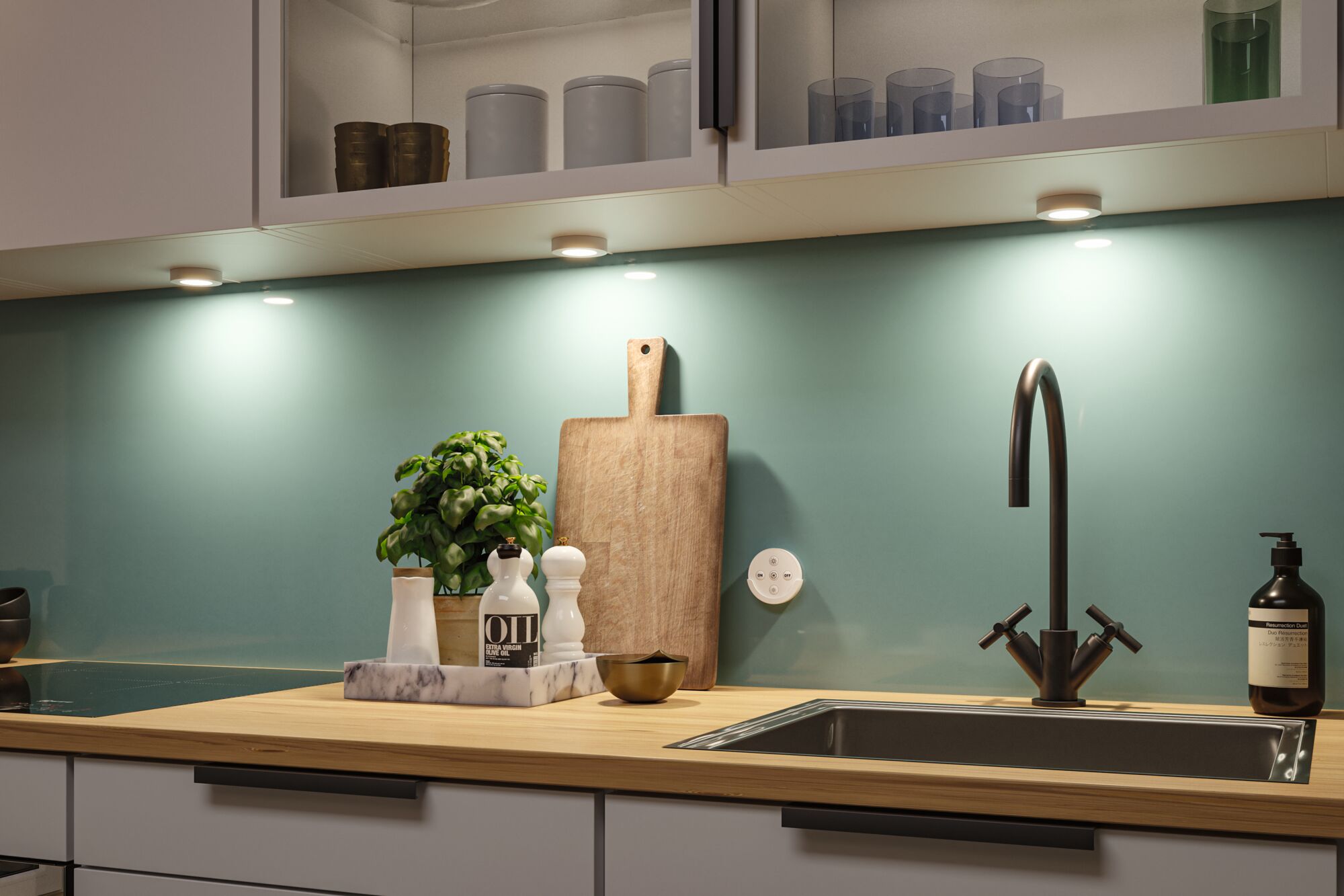 Moderne houten keukenwerkblad met zwarte kraan en LED-onderbouwverlichting bij witte kasten