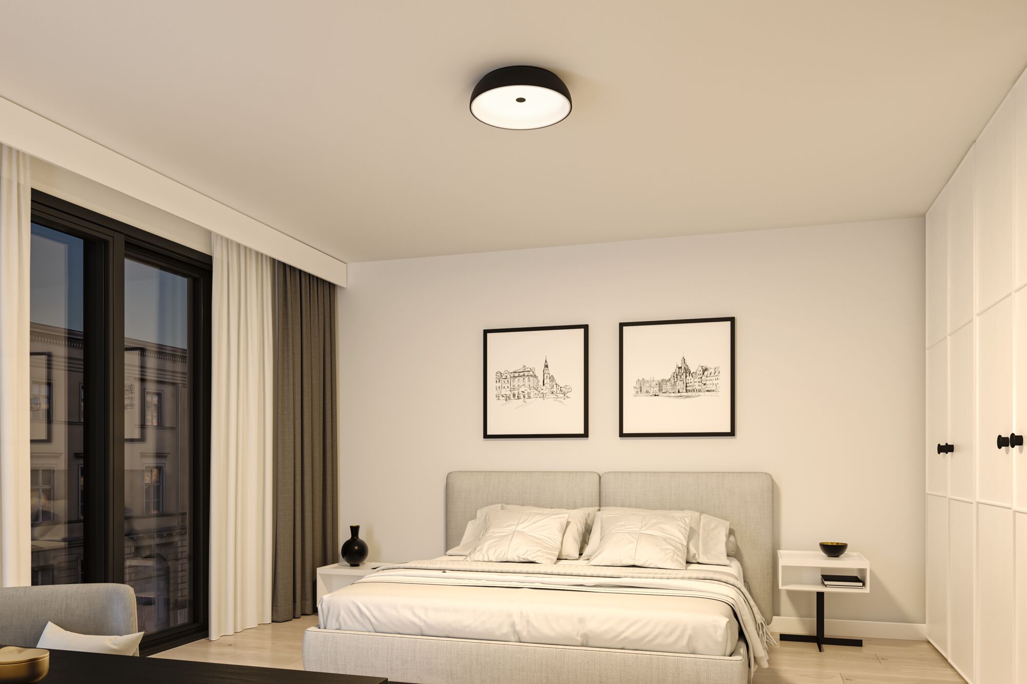 Modernes Schlafzimmer mit grauem Polsterbett, weißen Wänden und schwarzer Deckenleuchte für Wohnraumbeleuchtung