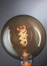 Grote gloeilamp met spiraalvormig LED-filament in warme amberkleur voor decoratieve verlichting