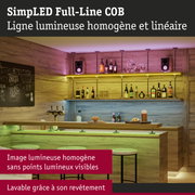 Bar moderne avec habillage bois et éclairage LED coloré pour une ambiance chaleureuse
