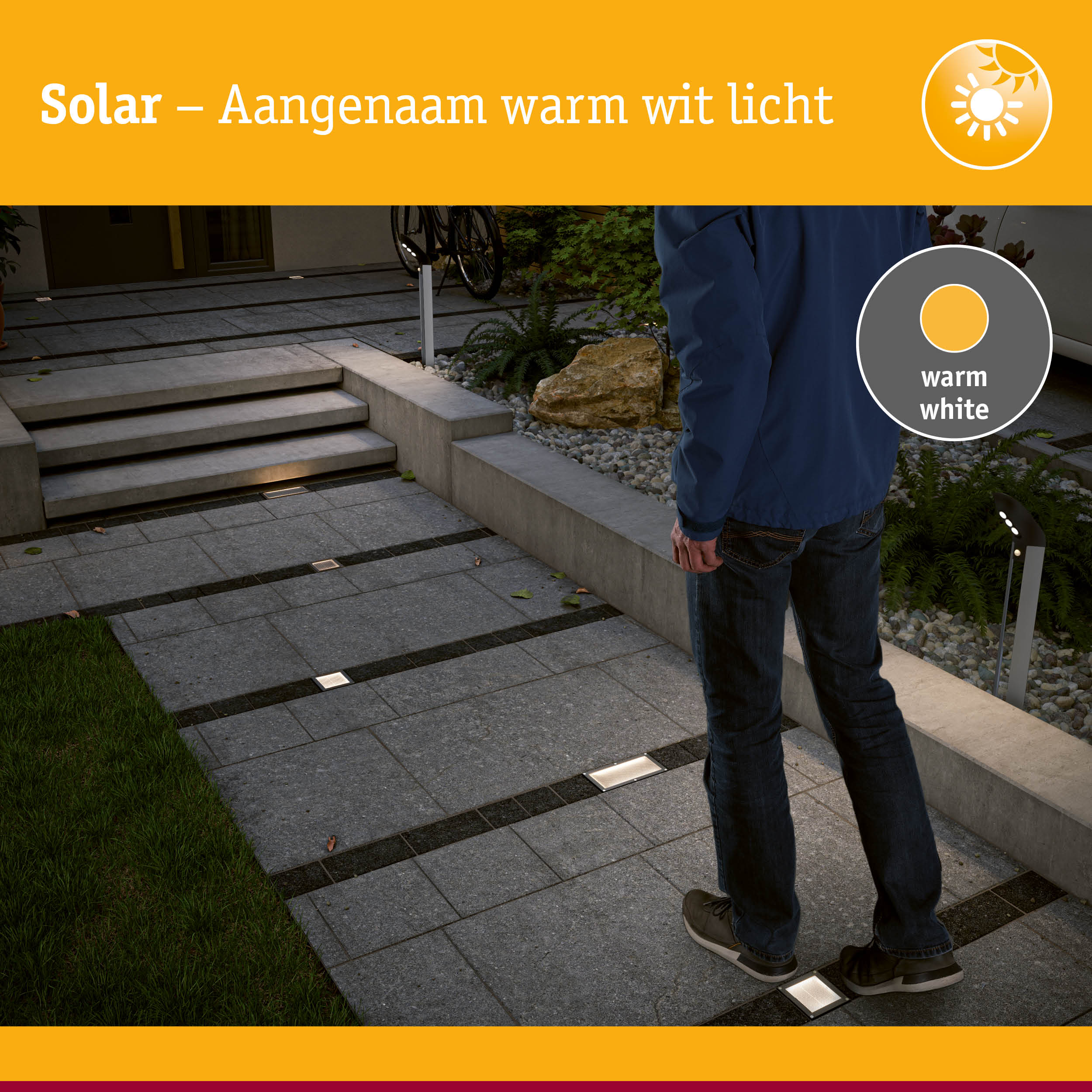 Zonne-energie buitenverlichting met warm wit licht op stenen pad en trap in tuin