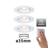 Trois spots encastrés blancs en métal de 35 mm de diamètre avec fonction EasyDim dimmable.