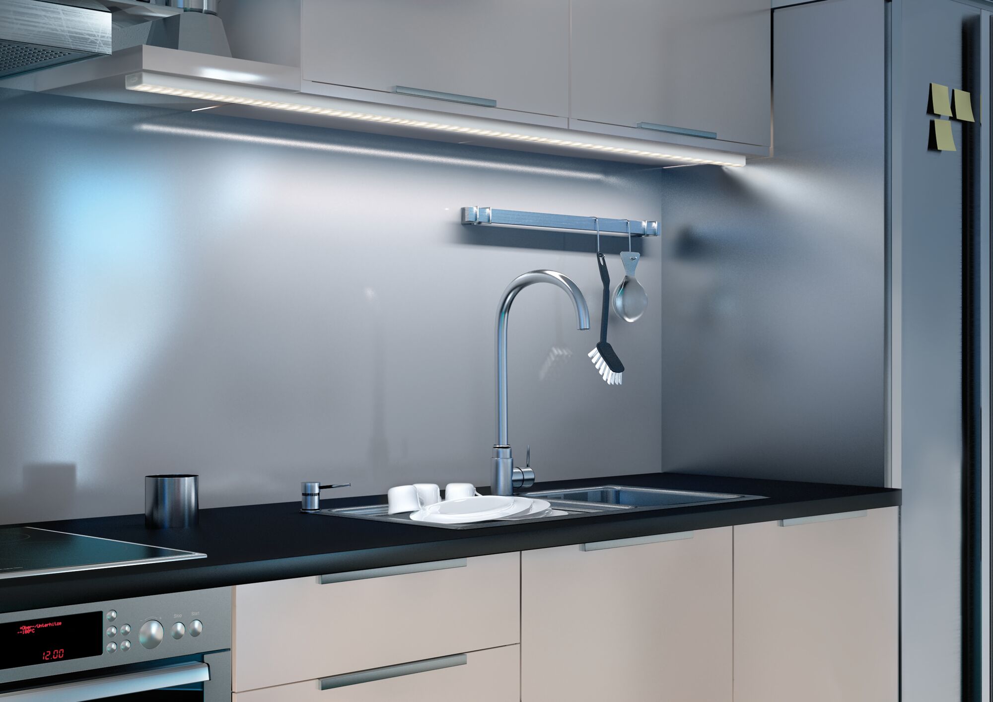 Moderne Küchenzeile mit Edelstahl-Spültisch, schwarzer Arbeitsplatte und LED-Unterbauleuchte