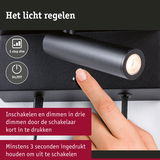 Zwarte LED-leeslamp met 3-standen dimmer en aan/uit-knop, vinger drukt schakelaar in
