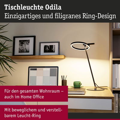 Moderne Tischleuchte Odila in Schwarz mit beweglichem Leuchtring auf Holzschreibtisch im Home Office