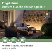 Terrasse accueillante avec éclairage extérieur LED Plug & Shine blanc chaud pour ambiance jardin