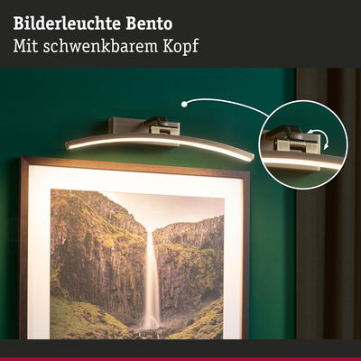 Bilderleuchte Bento mit schwenkbarem Kopf in gebürstetem Metall für gezielte Wandbeleuchtung