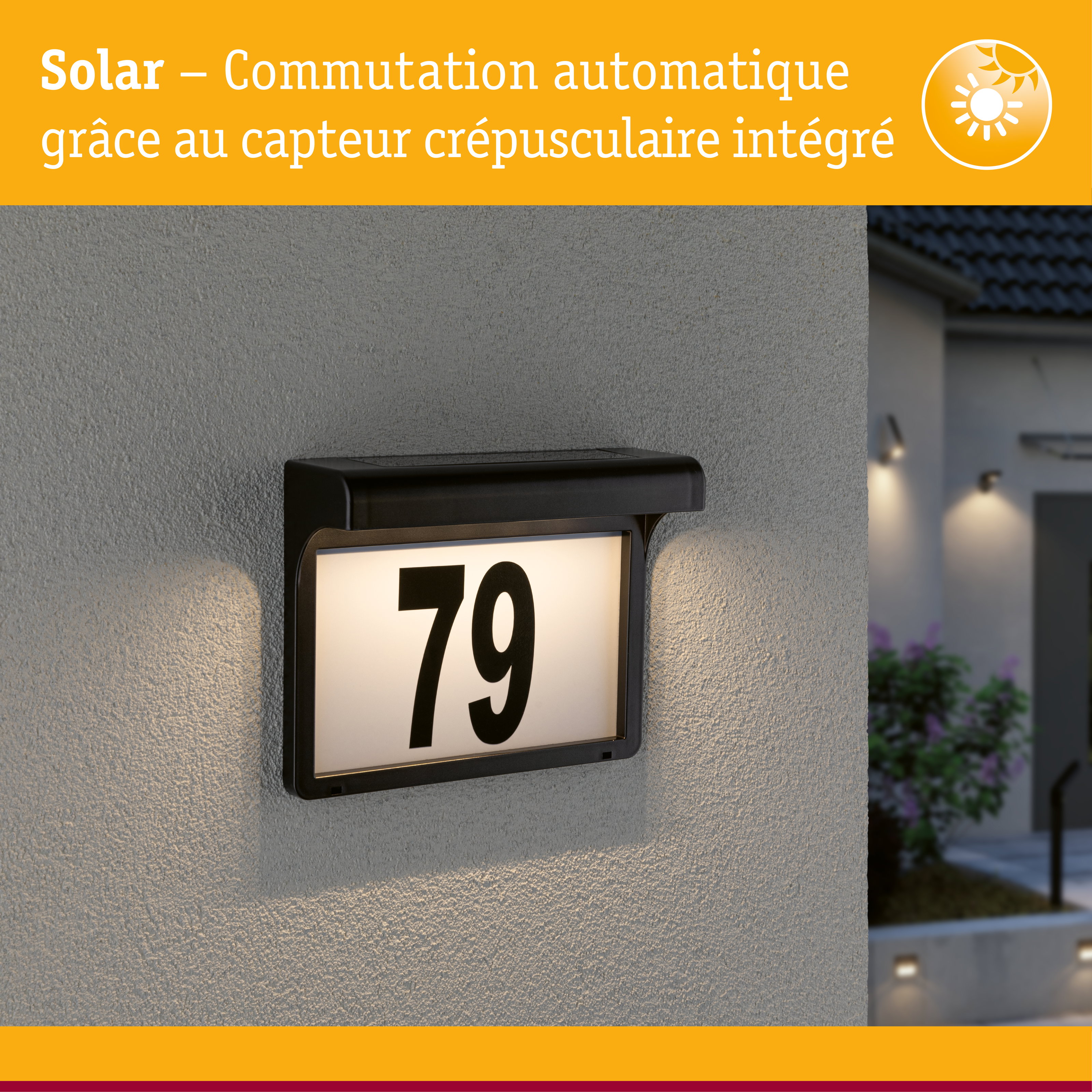 Plaque de numéro de maison solaire noire avec capteur crépusculaire automatique sur mur gris