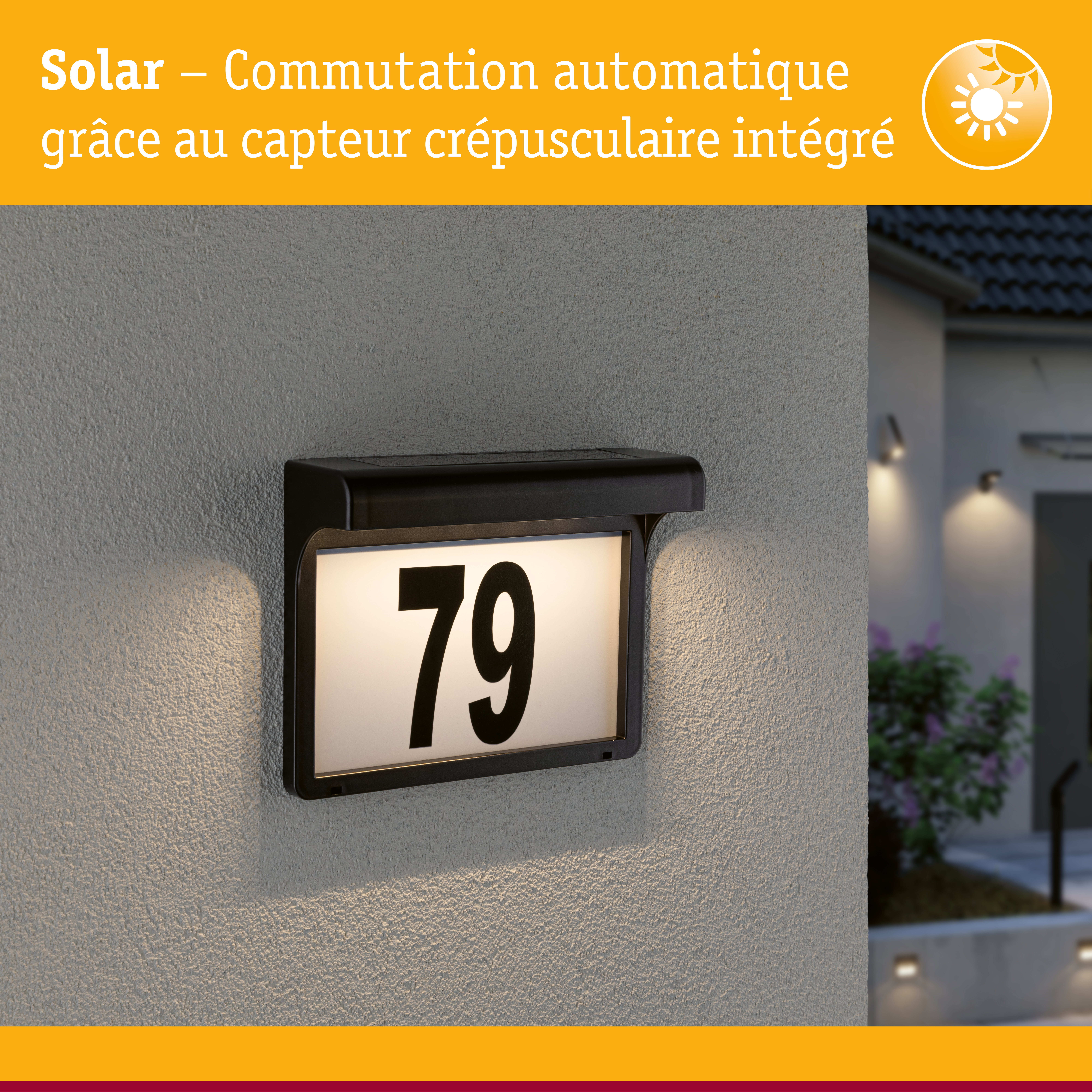 Plaque de numéro de maison solaire noire avec capteur crépusculaire automatique sur mur gris