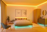 Chambre moderne avec éclairage LED jaune chaud et bleu froid pour une ambiance chaleureuse et cosy