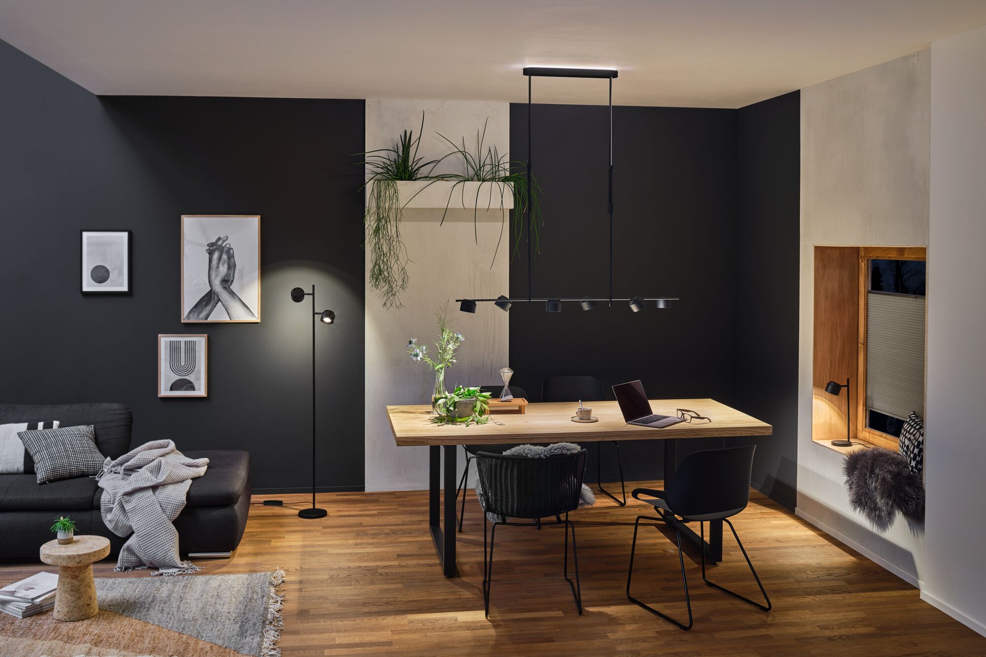 Salle à manger moderne avec suspension LED noire et table en bois, éclairage élégant pour salon