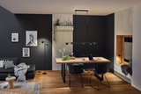 Salle à manger moderne avec suspension LED noire et table en bois, éclairage élégant pour salon