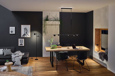 Salle à manger moderne avec suspension LED noire et table en bois, éclairage élégant pour salon