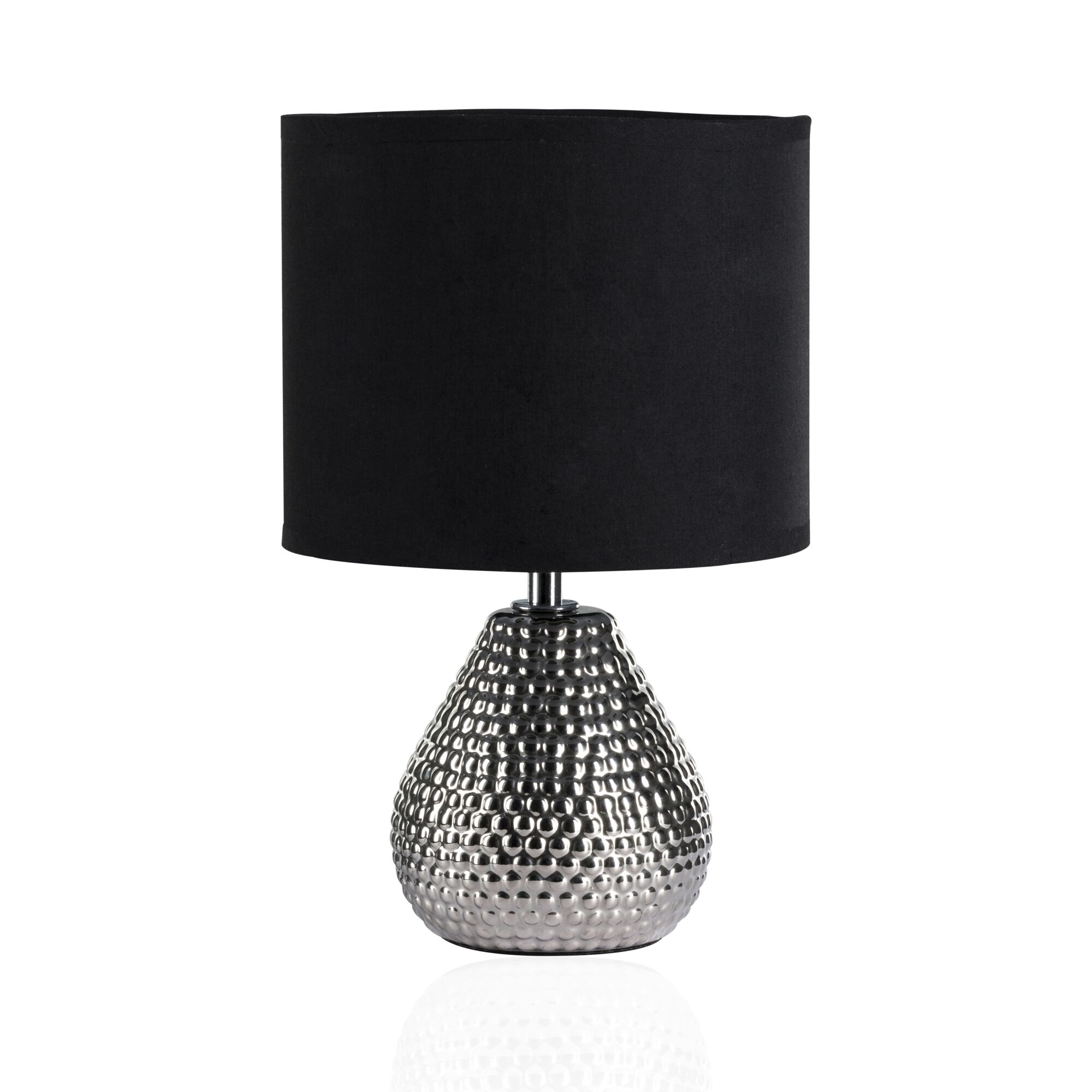 Tafellamp met zwarte stoffen kap en zilveren, gehamerde metalen voet voor modern interieur