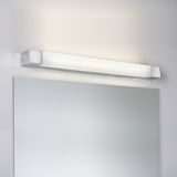 Moderne LED-Wandleuchte in Chrom mit opalem Diffusor über einem Badspiegel für helle Raumbeleuchtung