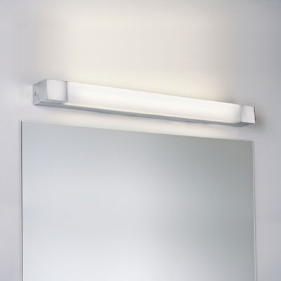 Moderne LED-Wandleuchte in Chrom mit opalem Diffusor über einem Badspiegel für helle Raumbeleuchtung