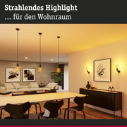 Wohnzimmer mit modernen Pendelleuchten und Wandlampen in warmem Gelblicht für gemütliche Beleuchtung