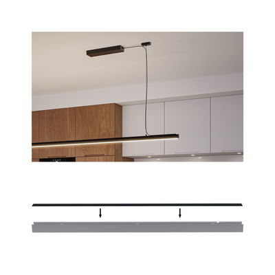 Schwarze LED-Pendelleuchte mit linearem Design über Küchenzeile aus Holz und weißen Schränken